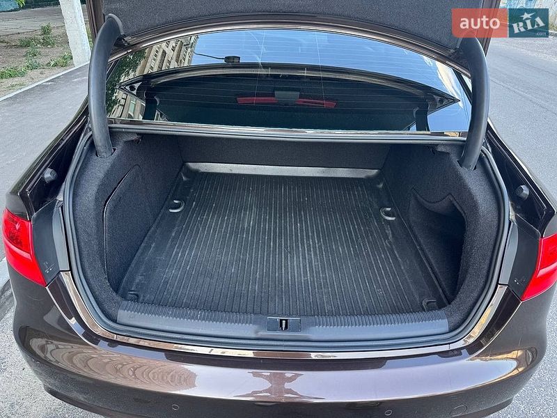 Седан Audi A4 2012 в Днепре