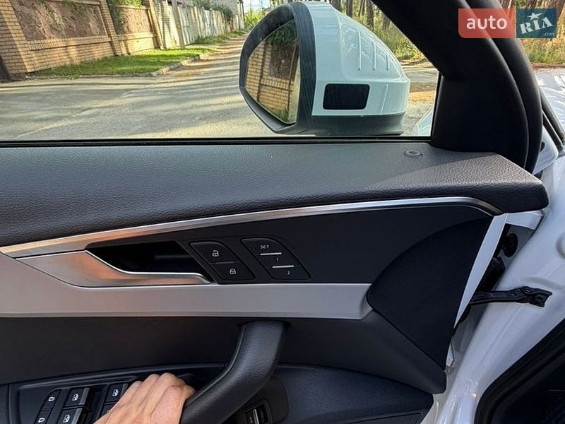 Седан Audi A4 2023 в Чернигове