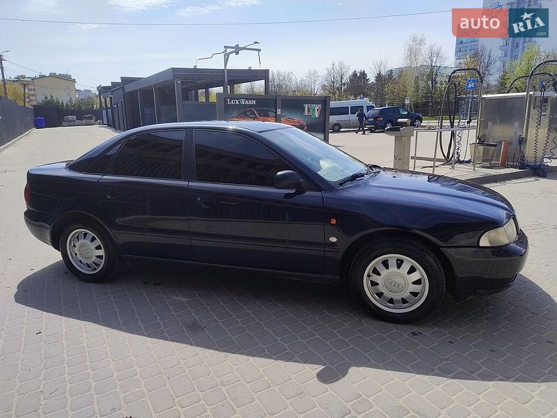 Седан Audi A4 1996 в Львові