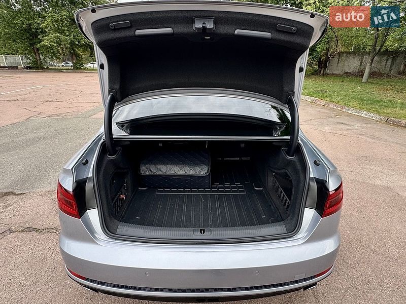 Седан Audi A4 2017 в Киеве
