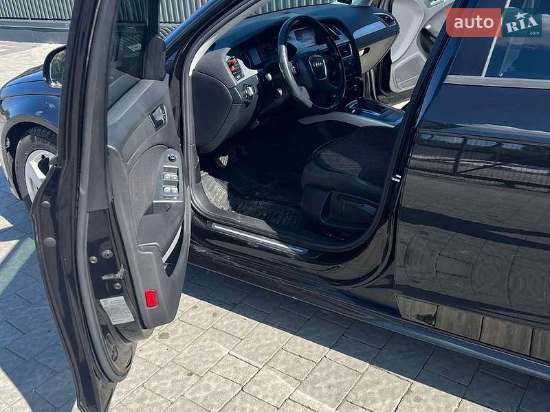 Седан Audi A4 2011 в Львове