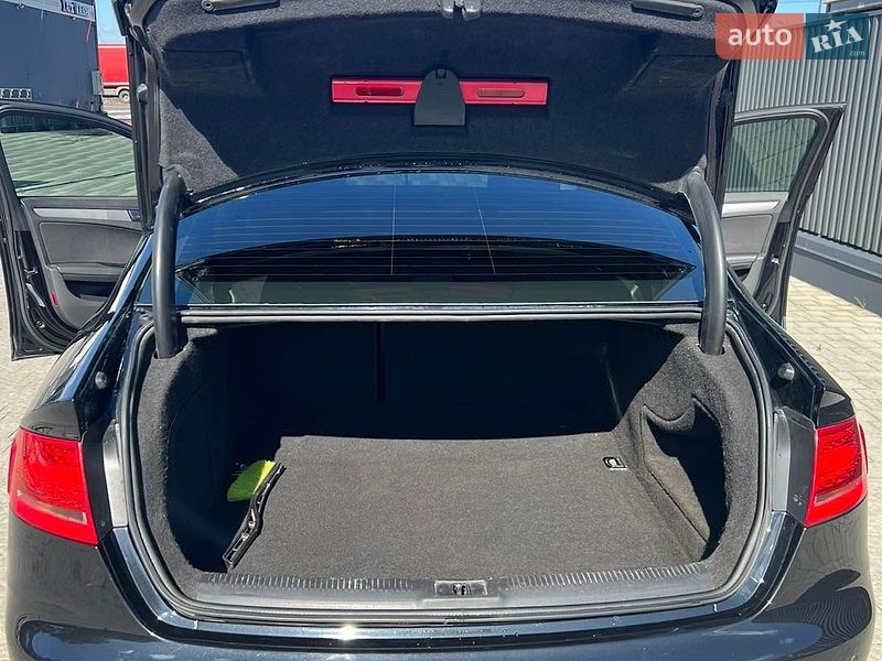 Седан Audi A4 2011 в Львове
