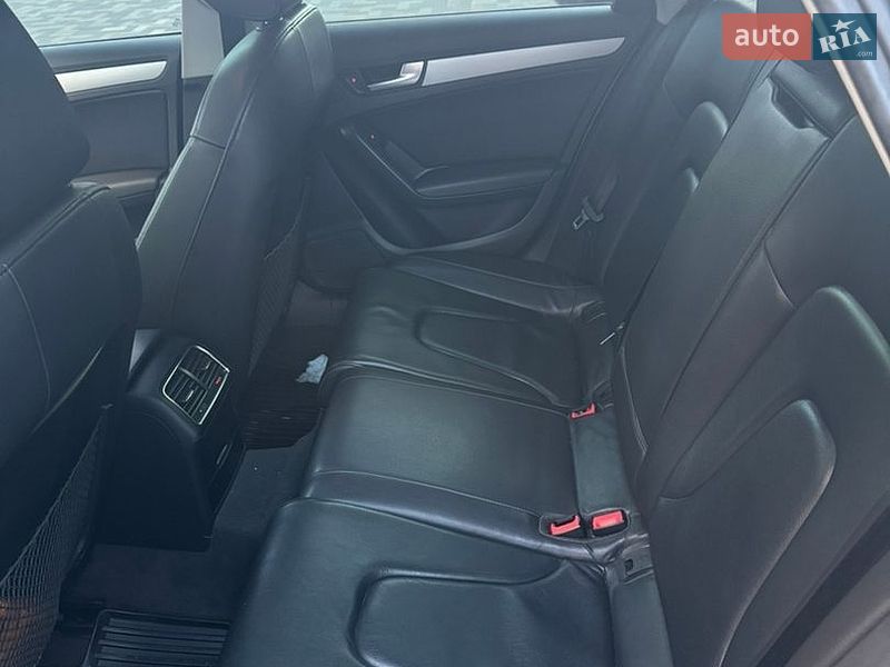 Седан Audi A4 2010 в Обухове