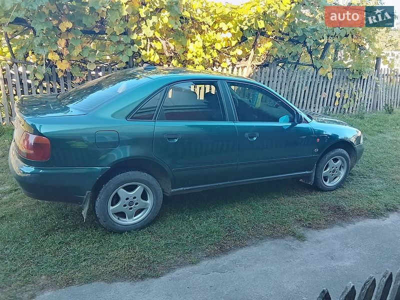Седан Audi A4 1996 в Сарнах
