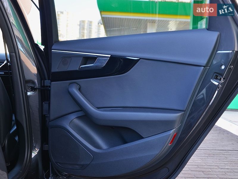 Седан Audi A4 2022 в Киеве