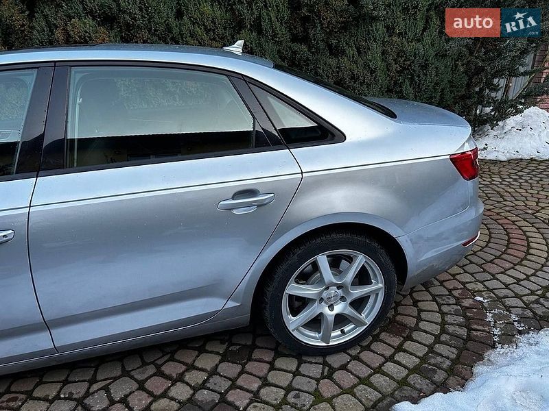 Седан Audi A4 2015 в Комарному