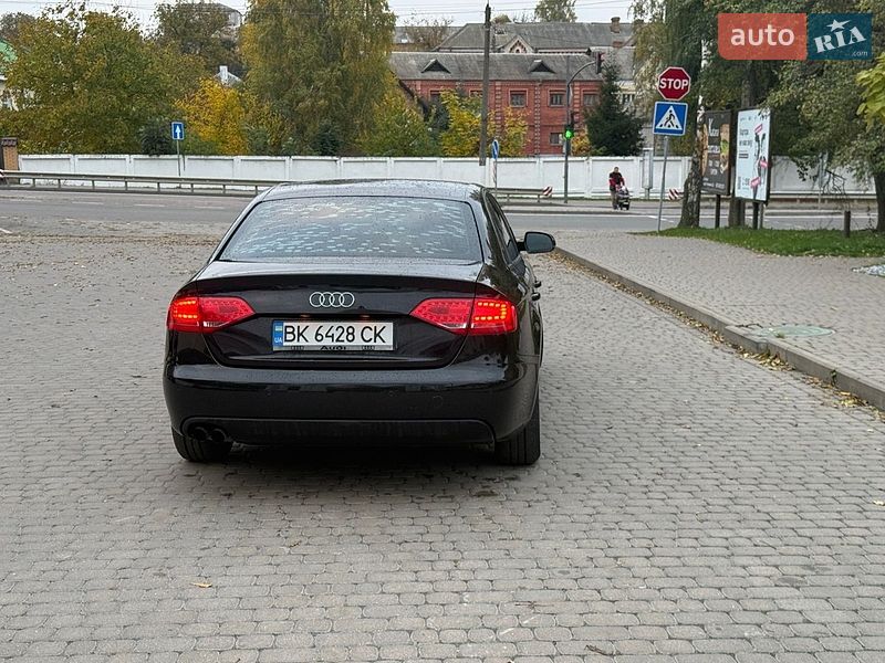 Седан Audi A4 2011 в Остроге