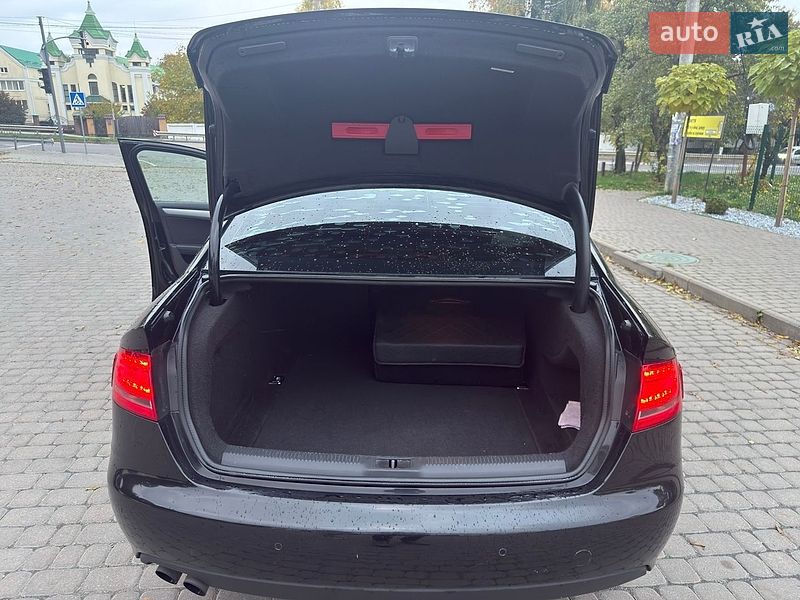 Седан Audi A4 2011 в Остроге