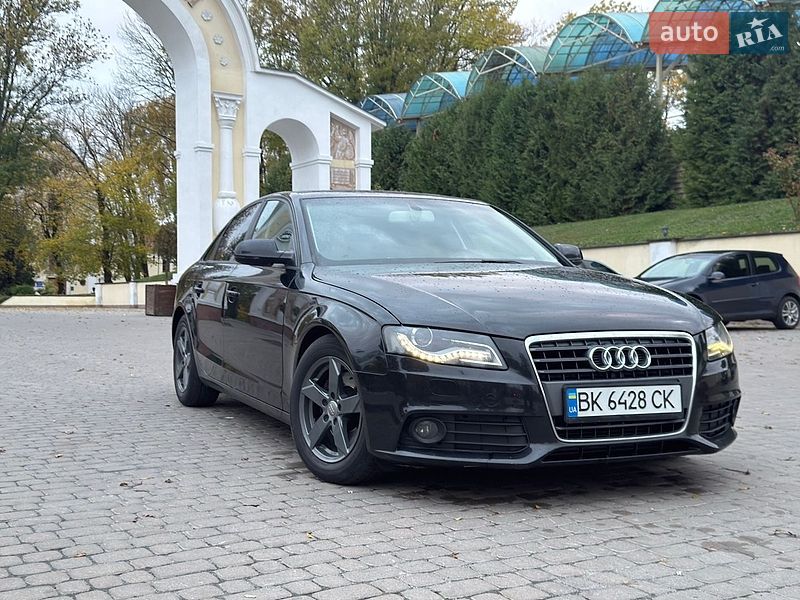 Седан Audi A4 2011 в Остроге