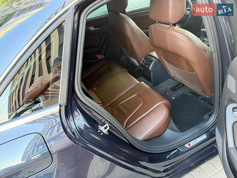Седан Audi A4 2015 в Львове