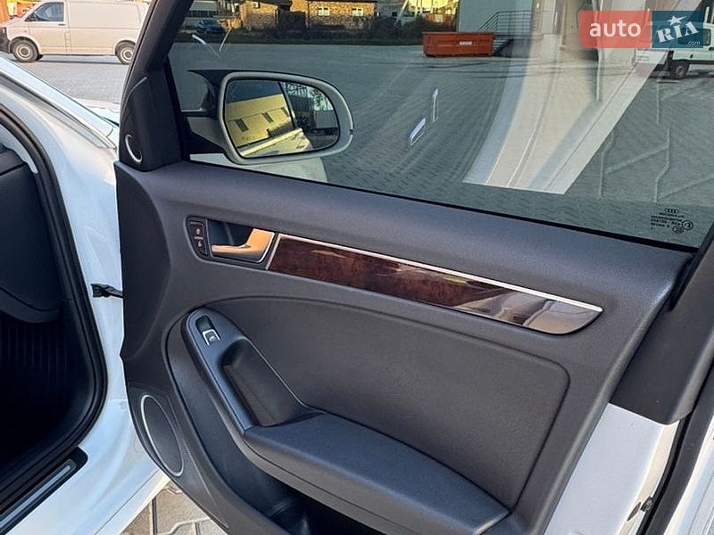 Седан Audi A4 2015 в Львові