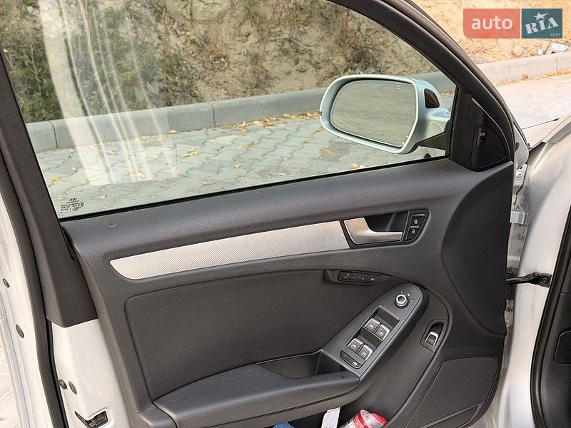 Седан Audi A4 2014 в Львове