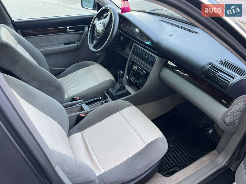 Седан Audi A6 1996 в Жовкве