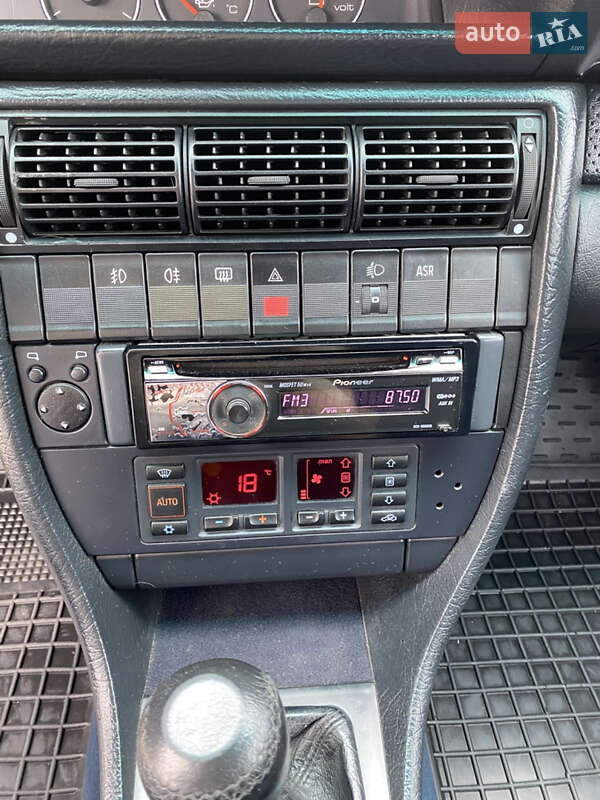 Седан Audi A6 1995 в Жовкве