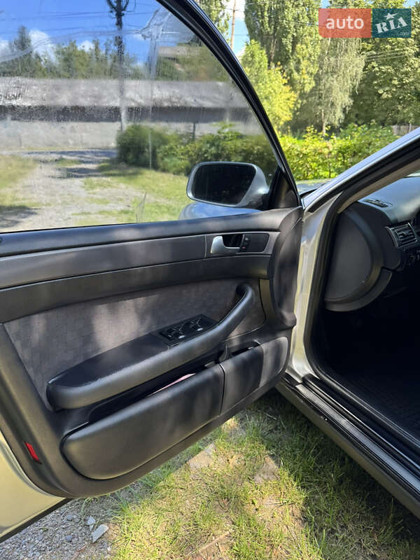 Седан Audi A6 2002 в Хотине