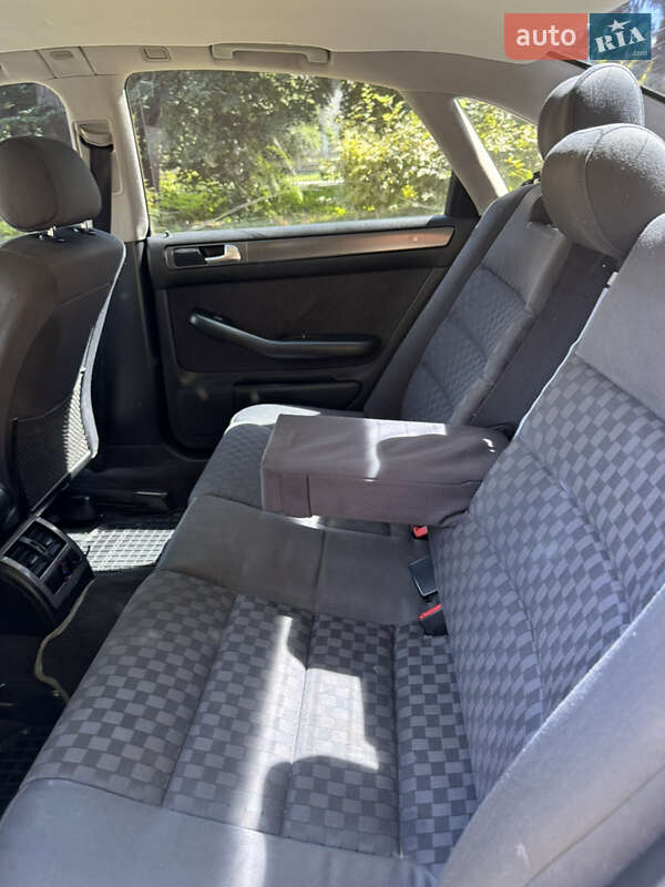 Седан Audi A6 2002 в Хотине