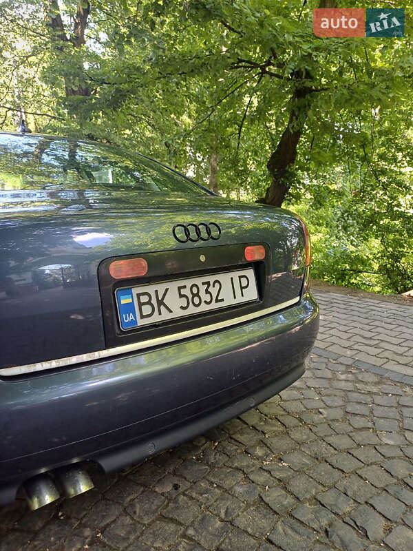 Седан Audi A6 2003 в Остроге