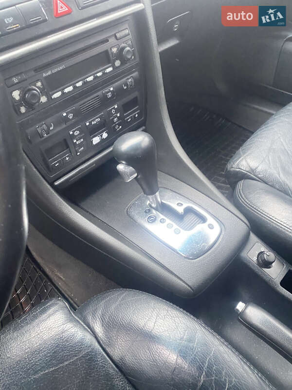 Седан Audi A6 2003 в Олевске