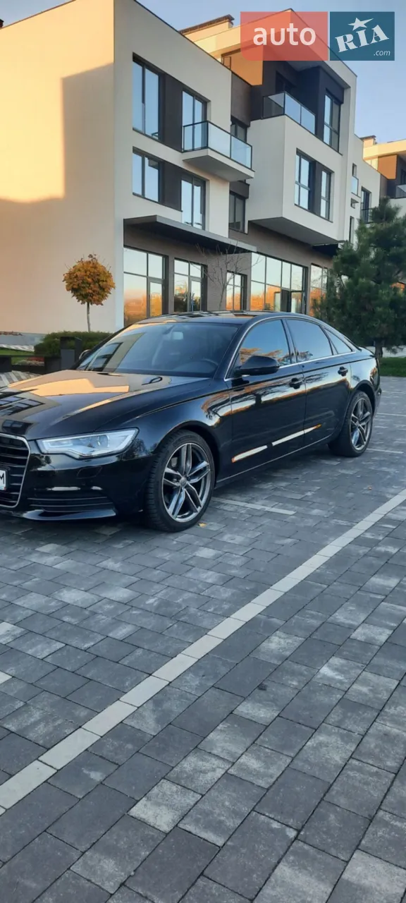 Продам AUDI A6 2012 року випуску з надійним потужним 3-х літровим дизельним двигуном (150квт/204 кінські сили) та коробкою автомат.
Шкіряний салон, підігрів керма, підігрів сидінь, 4-х зонний клімат-контроль, круіз-контроль, повнорозмірний екран та приборна панель, парктронік (перед і зад) камера заднього виду, додатково встановлена сигналізація, диски audi r19, омивачі фар.
Чистий європеєць на передньому приводі, приганялась для себе та повністю від'їздила весь пробіг по Європі. Володію авто 3 роки.
Екологія на місці, в повному порядку, не димить, масло від заміни до заміни 10т.км не потрібно доливати, був замінений клапан ЕГР.
Замінені масла/фільтра, проведена хімчистка салону та поліровка. ЛКП відповідає пробігу.