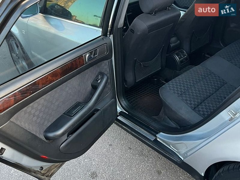 Седан Audi A6 1999 в Каневі