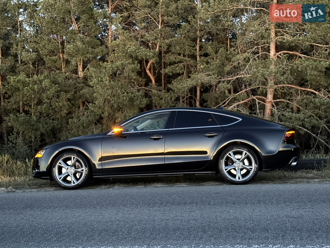 Офіційне авто куплене в Києві, в майже максимальній комплектації, два комплекти шин, два комплекти оригінальних килимків. без пневмо.