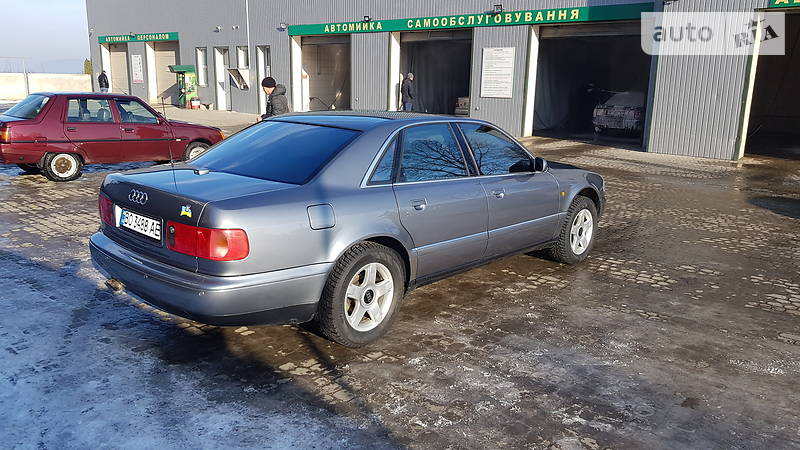 Седан Audi A8 1998 в Чорткові
