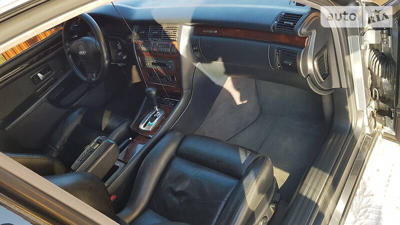Седан Audi A8 1998 в Чорткові