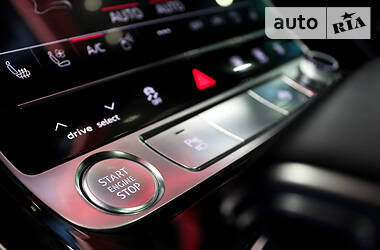 Седан Audi A8 2017 в 