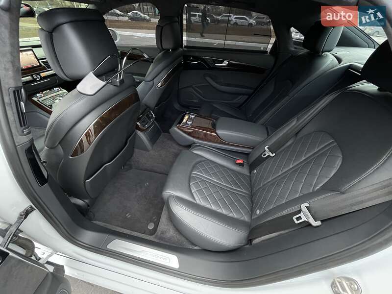 Седан Audi A8 2016 в Києві