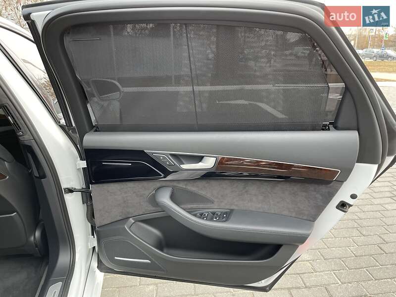 Седан Audi A8 2016 в Києві
