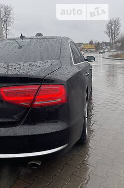 Седан Audi A8 2012 в Ужгороді