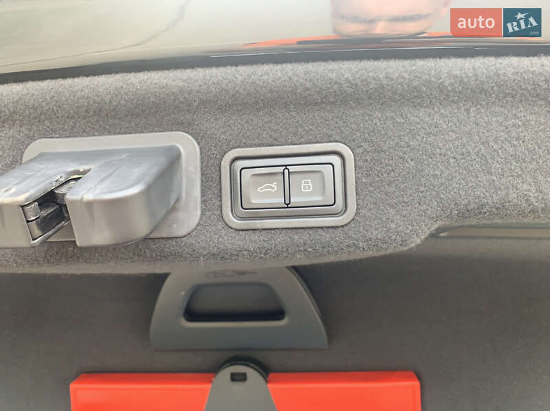Седан Audi A8 2015 в Ужгороде