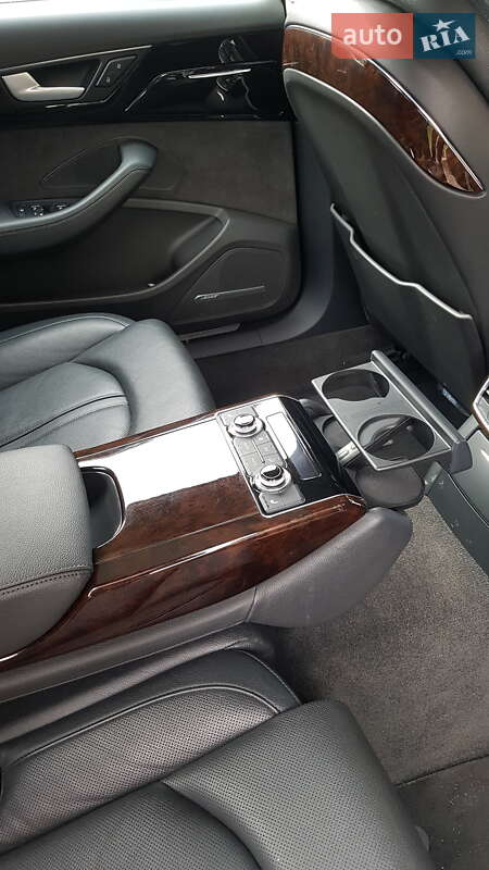 Седан Audi A8 2014 в Ужгороді