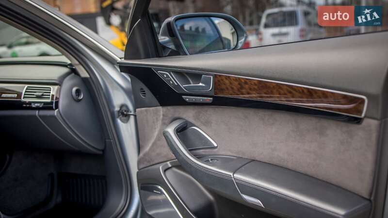 Седан Audi A8 2011 в Черновцах
