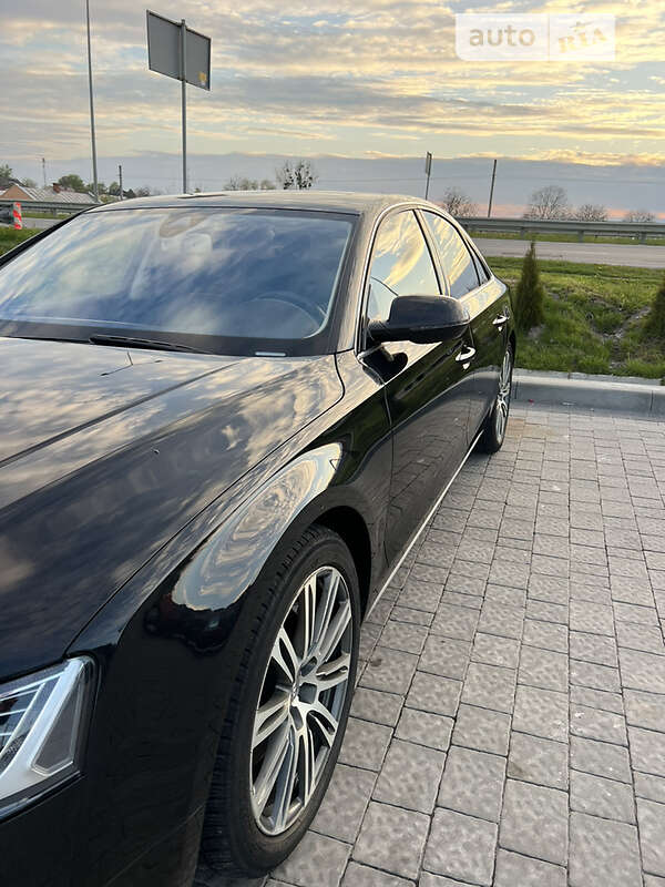 Седан Audi A8 2015 в Львове