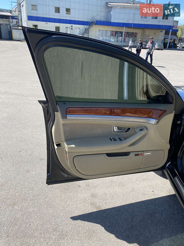 Седан Audi A8 2004 в Кривом Роге