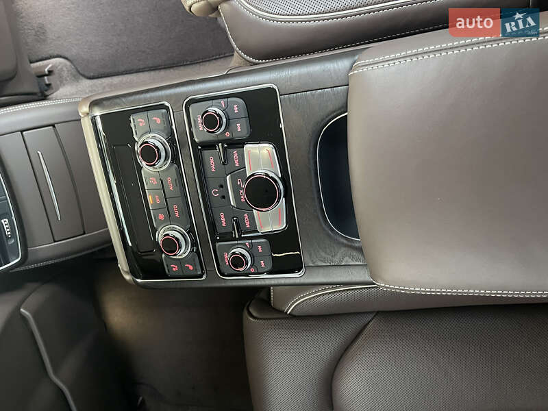 Седан Audi A8 2012 в Днепре
