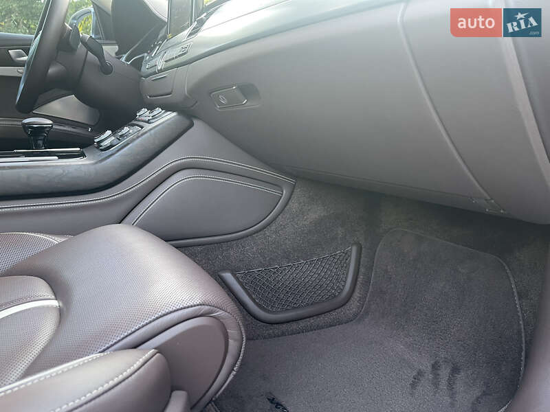 Седан Audi A8 2012 в Днепре