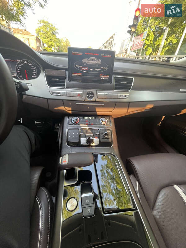 Седан Audi A8 2012 в Днепре