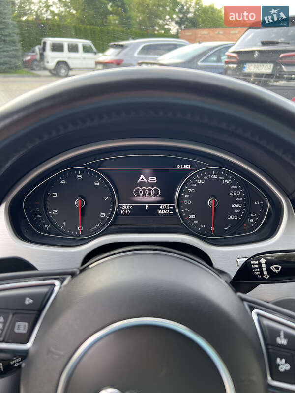 Седан Audi A8 2017 в Львове