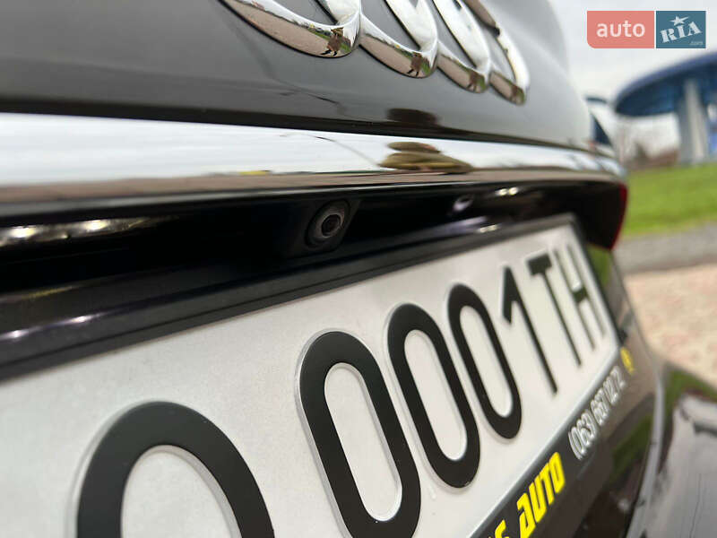 Седан Audi A8 2015 в Мукачево