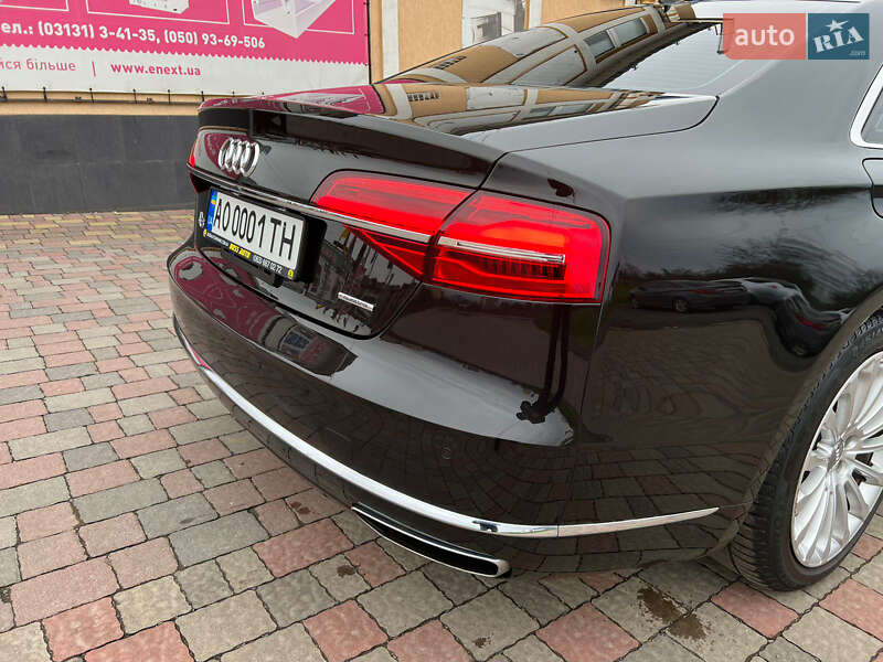 Седан Audi A8 2015 в Мукачево