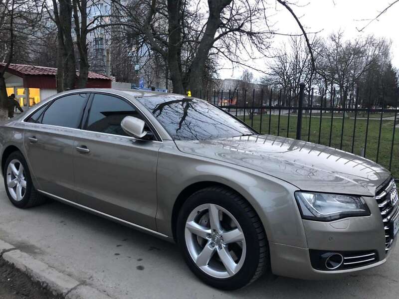Седан Audi A8 2010 в Звягелі