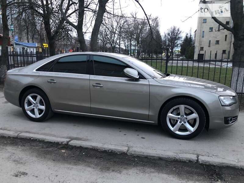 Седан Audi A8 2010 в Звягелі