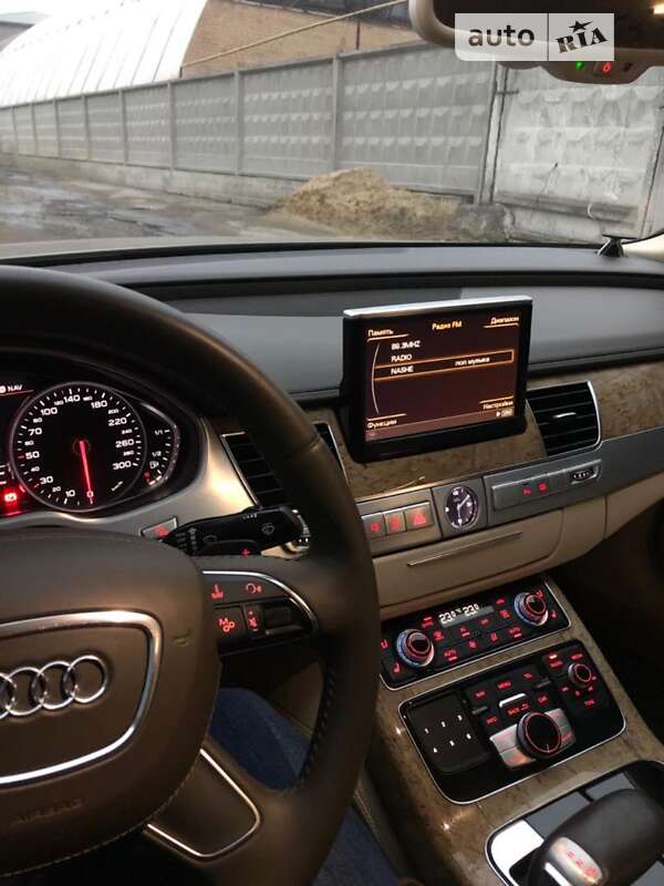Седан Audi A8 2010 в Звягелі