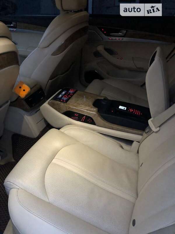 Седан Audi A8 2010 в Звягелі