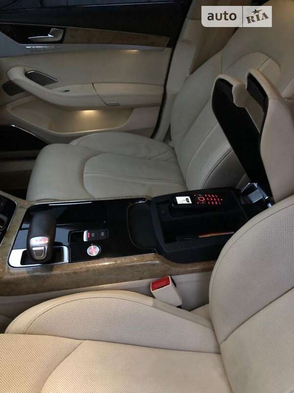 Седан Audi A8 2010 в Звягелі