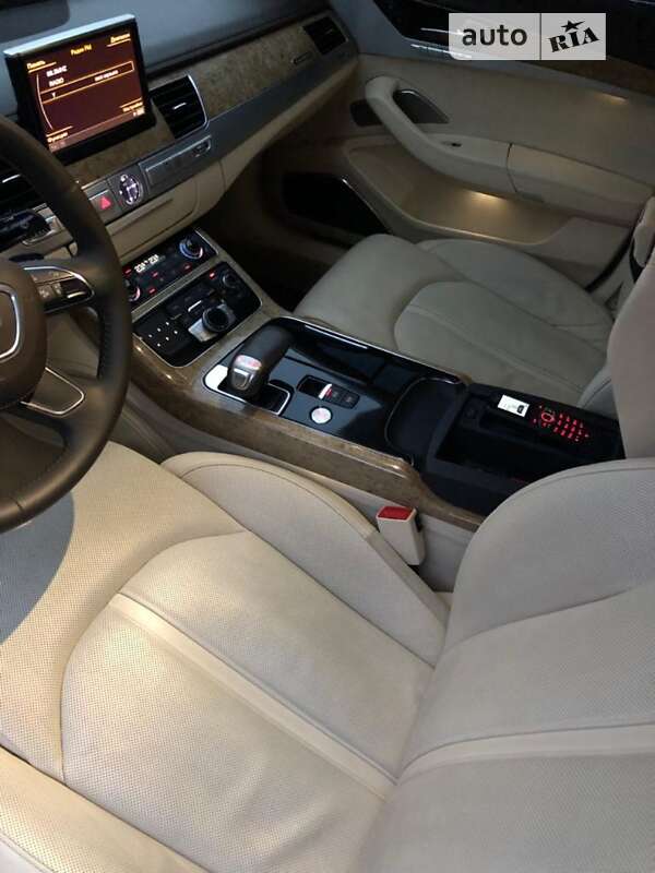 Седан Audi A8 2010 в Звягелі
