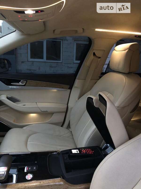 Седан Audi A8 2010 в Звягелі