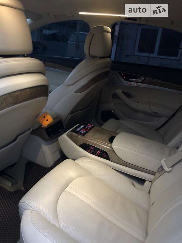 Седан Audi A8 2010 в Звягелі